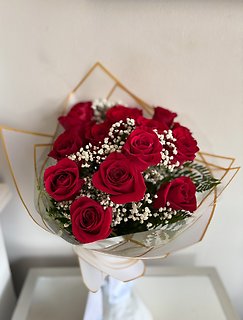 12 red roses